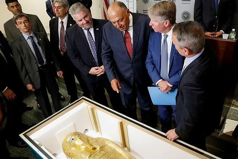 Quan tài bằng vàng 2.000 năm tuổi đã được trao trả cho Ai Cập. (Nguồn: Reuters)