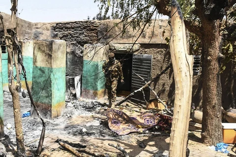 Hiện trường một vụ tấn công tại làng Ogassogou, gần Mopti, Mali, ngày 25/3/2019. (Ảnh: AFP/TTXVN)