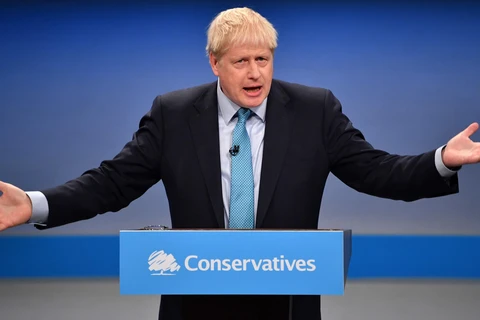 Thủ tướng Anh Boris Johnson phát biểu tại hội nghị thường niên của đảng Bảo thủ cầm quyền ở thành phố Manchester, ngày 2/10. (Ảnh: AFP/TTXVN)
