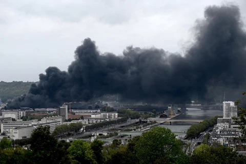 Khói đen bốc lên từ cháy nhà máy hóa chất Lubrizol tại thành phố Rouen, miền Bắc nước Pháp trong vụ hỏa hoạn ngày 26/9/2019. (Ảnh: AFP/TTXVN)