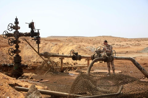 Đường ống dẫn dầu tại một giếng dầu gần thành phố Palmyra, tỉnh Homs, Syria. (Ảnh: AFP/ TTXVN)