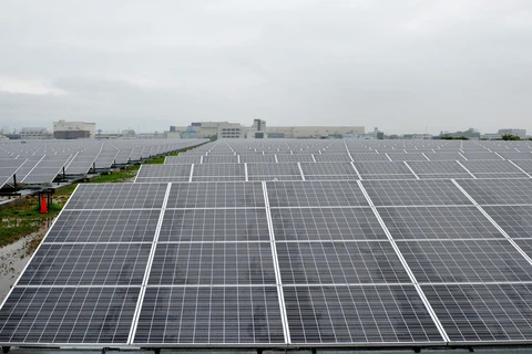 Các tấm pin năng lượng mặt trời tại nhà máy điện ở Kyoto, Nhật Bản. (Ảnh: AFP/TTXVN)
