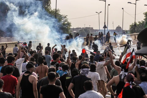 Người biểu tình bạo động xung đột với cảnh sát tại khu vực giữa quảng trường Tahrir và vùng Xanh ở thủ đô Baghdad, Iraq ngày 2/10/2019. (Ảnh: AFP/TTXVN)