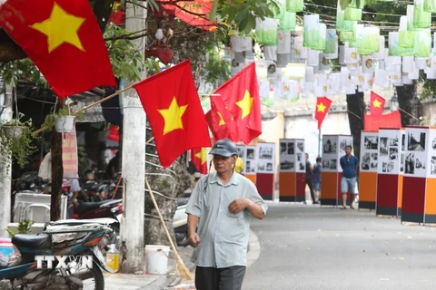 [Photo] Hà Nội trang hoàng rực rỡ kỷ niệm Ngày giải phóng Thủ đô