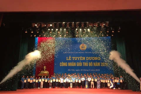 Lãnh đạo Tổng Liên đoàn Lao động Việt Nam và Thành phố Hà Nội trao thưởng cho Công nhân giỏi Thủ đô năm 2019. (Ảnh Minh Nghĩa/TTXVN)