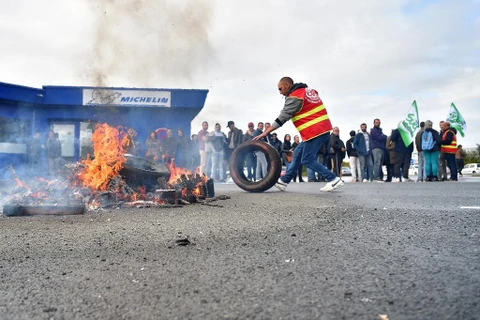 Các nhân viên đốt lốp xe bên ngoài một nhà máy Michelin ở La Roche-sur-Yon để phản đối kế hoạch đóng cửa của hãng. (Ảnh: AFP)