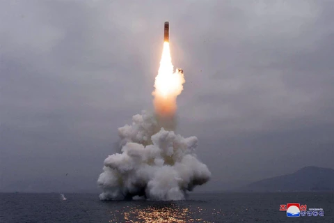 Một vụ thử tên lửa của Triều Tiên ở ngoài khơi vịnh Wonsan ngày 2/10/2019. (Ảnh: AFP/TTXVN)