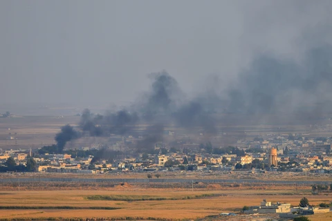 Khói bốc lên sau cuộc tấn công của Thổ Nhĩ Kỳ nhằm vào các lực lượng người Kurd ở thành phố Ras al-Ain, miền Bắc Syria ngày 10/10/2019. (Ảnh: THX/TTXVN)