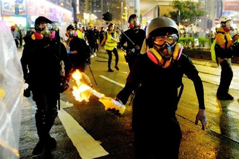 gười biểu tình bạo loạn ném bom xăng vào cảnh sát tại Đặc khu hành chính Hong Kong (Trung Quốc) ngày 31/8/2019. (Ảnh: THX/TTXVN)