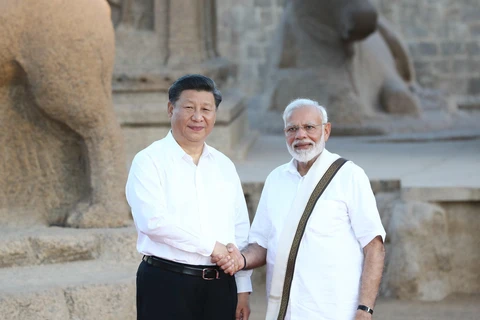 Thủ tướng Ấn Độ Narendra Modi (phải) và Chủ tịch Trung Quốc Tập Cận Bình (trái) tại cuộc gặp ở Chennai, Ấn Độ, ngày 11/10. (Ảnh: THX/TTXVN)