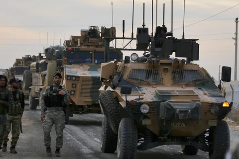 Xe quân sự của Thổ Nhĩ Kỳ gần khu vực làng Akcakale dọc biên giới với Syria ngày 11/10. (Ảnh: AFP/TTXVN)