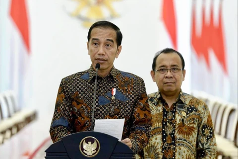Tổng thống tái đắc cử Indonesia Joko Widodo (trái) tại cuộc họp báo ở Jakarta. (Ảnh: AFP/TTXVN)