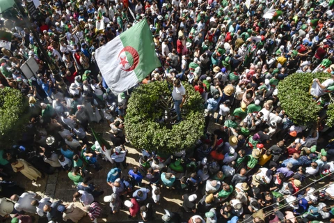 Biểu tình tại thủ đô Algiers, Algeria, phản đối chính phủ. (Ảnh: AFP/TTXVN)
