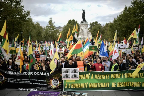 Người dân tuần hành tại Paris, Pháp phản đối chiến dịch quân sự của Thổ Nhĩ Kỳ nhằm vào các lực lượng người Kurd ở Syria, ngày 12/10/2019. (Ảnh: AFP/TTXVN)