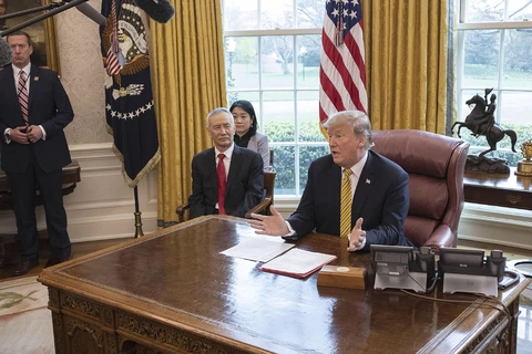 Tổng thống Mỹ Donald Trump (phải) và Phó Thủ tướng Trung Quốc Lưu Hạc (giữa) trong cuộc gặp tại Nhà Trắng ở Washington, DC, ngày 4/4/2019. (Ảnh: AFP/TTXVN)