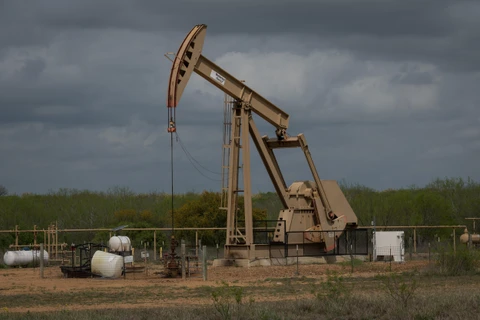 Một cơ sở khai thác dầu tại Cotulla, Texas, Mỹ. (Ảnh: AFP/TTXVN)