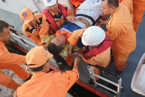 Khoảng 16 giờ 30 phút ngày 21/10/2019, ngư dân Trương Công Sang đã được lực lượng cứu hộ đưa vào Cảng Nha Trang (thành phố Nha Trang, Khánh Hòa) an toàn. (Ảnh: Nguyễn Dũng/TTXVN)