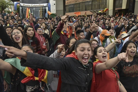 Những người ủng hộ ứng viên đối lập chính tại Bolivia Carlos Mesa tập trung tại thủ đô La Paz ngày 21/10/2019. (Ảnh: AFP/TTXVN)