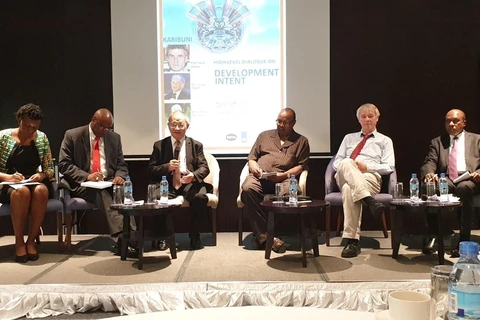 Tiến sỹ Lê Đăng Doanh (thứ 3 từ trái qua phải) phát biểu tại Đối thoại Cấp cao về ý định phát triển, Tanzania năm 2019. (Ảnh: Đình Lượng/TTXVN)
