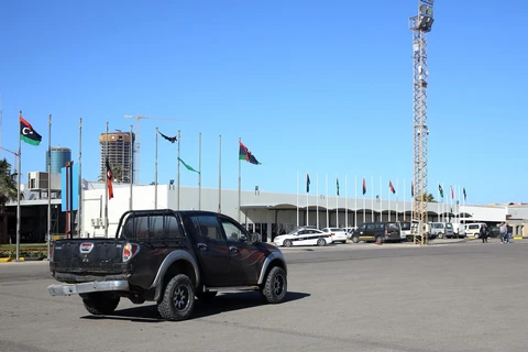 Quang cảnh bên ngoài sân bay Mitiga, ngoại ô Tripoli, Libya. (Ảnh: AFP/TTXVN)