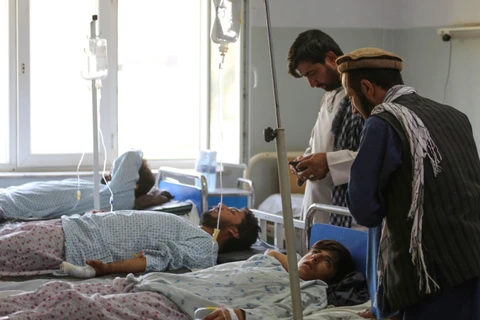 Điều trị cho người bị thương trong một vụ tấn công liều chết ở Kunduz, Afghanistan ngày 2/9/2019. (Ảnh: AFP/TTXVN)
