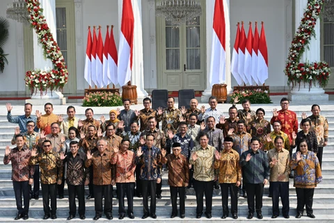 Tổng thống Indonesia Joko Widodo (thứ 6, trái, hàng trước) chụp ảnh lưu niệm cùng nội các mới tại thủ đô Jakarta ngày 23/10/2019. (Ảnh: AFP/TTXVN)