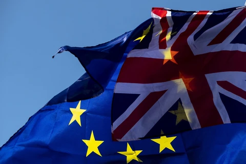 Cờ Anh (phía trước) và cờ Liên minh châu Âu (EU) bên ngoài tòa nhà Quốc hội Anh ở London ngày 19/10/2019. (Ảnh: THX/TTXVN)