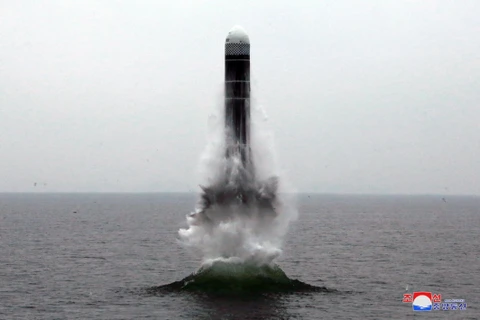 Vụ thử nghiệm tên lửa đạn đạo Pukguksong-3 phóng từ tàu ngầm của Triều Tiên ở ngoài khơi Vịnh Wonsan ngày 3/10/2019. (Ảnh: THX/TTXVN)
