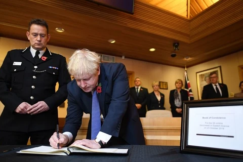 Thủ tướng Anh Boris Johnson ký sổ tang bày tỏ sự thương tiếc 39 nạn nhân. (Nguồn:PA)