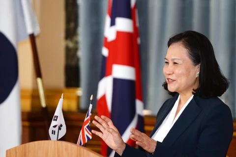 Bộ trưởng Thương mại Hàn Quốc Yoo Myung-hee phát biểu tại lễ ký Thỏa thuận tự do thương mại (FTA) với đại diện đồng cấp Anh ở London, ngày 22/8/2019. (Ảnh: YONHAP/TTXVN)
