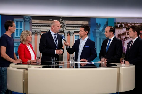 Thống đốc bang Brandenburg, ứng cử viên hàng đầu của đảng SPD Dietmar Woidke (thứ 3, trái), cùng các ứng cử viên hàng đầu của đảng Xanh Benjamin Raschke (trái), đảng Die Linke Kathrin Dannenberg (thứ 2, trái), đảng CDU Ingo Senftleben (thứ 2, phải) trong 