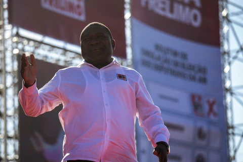 Tổng thống Mozambique Filipe Nyusi phát biểu trong chiến dịch vận động tranh cử ở Matola ngày 12/10/2019. (Ảnh: AFP/TTXVN)