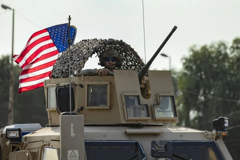Xe quân sự của Mỹ di chuyển qua thành phố Qamishli, Đông Bắc Syria ngày 26/10/2019. (Ảnh: AFP/TTXVN)
