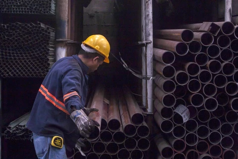Công nhân làm việc tại nhà máy phân phối thép ở Monterrey, Bắc Mexico. (Ảnh: AFP/TTXVN)