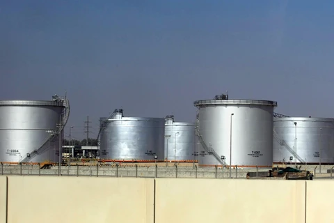 Các bể chứa dầu tại nhà máy lọc dầu Saudi Aramco ở Dammam, cách thủ đô Riyadh, Saudi Arabia, khoảng 450km về phía đông. (Ảnh: AFP/TTXVN)