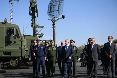 Tổng thống Vladimir Putin cùng các quan chức cấp cao quân đội Nga thăm trung tâm bay thử nghiệm quân sự ở Akhtubinsk, Nga, ngày 14/5. (Ảnh: AFP/TTXVN) 