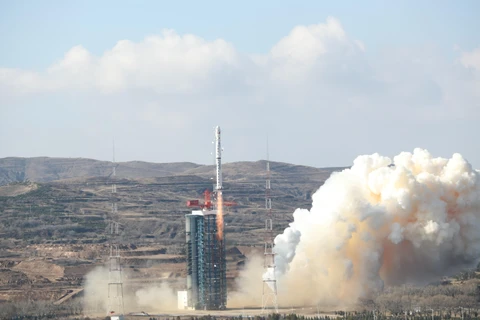 Tên lửa đẩy Trường Chinh-4B mang theo vệ tinh Cao Phân-7 rời bệ phóng tại Trung tâm phóng vệ tinh Thái Nguyên, tỉnh Sơn Tây, miền bắc Trung Quốc, ngày 3/11. (Ảnh: THX/TTXVN)