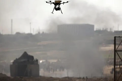 Một máy bay không người lái được nhìn thấy qua biên giới giữa Israel và Gaza hồi tháng Sáu. (Nguồn: Reuters)
