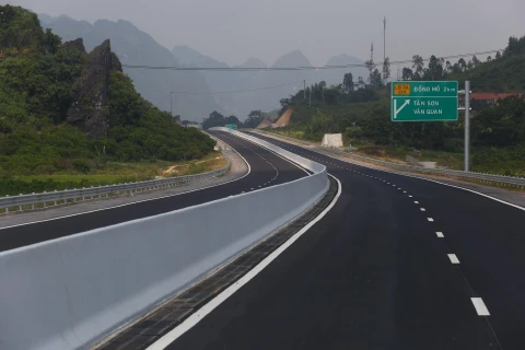 Tuyến đường cao tốc Bắc Giang - Lạng Sơn, đoạn tuyến Bắc Giang-Chi Lăng mới được hoàn thành. (Ảnh: Minh Quyết/TTXVN)