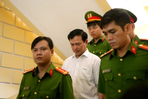Bị cáo Nguyễn Hữu Linh rời phiên tòa phúc thẩm ngày 6/11/2019. (Ảnh: Thành Chung/TTXVN)