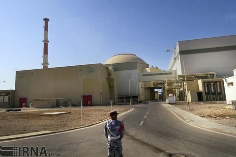 Binh sỹ Iran gác bên ngoài nhà máy điện hạt nhân Bushehr ở Iran. (Ảnh: IRNA/TTXVN)