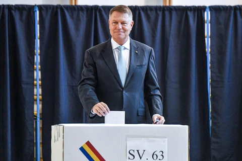 Tổng thống Romania Klaus Iohannis bỏ phiếu tại một địa điểm bầu cử ở Bucharest, Romania, ngày 10/11/2019. (Ảnh: AFP/TTXVN)