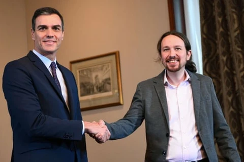 Thủ tướng Tây Ban Nha tạm quyền Pedro Sanchez (trái) và lãnh đạo đảng Unidas Podemos Pablo Iglesias bắt tay trong một cuộc họp báo ở Madrid ngày 12/11. (Ảnh: AFP/Getty Images)