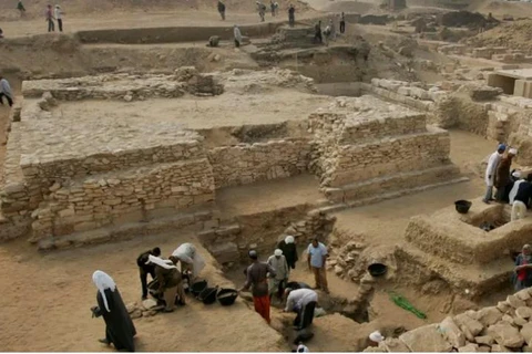 Các nhà khảo cổ làm việc tại một địa điểm ở Saqqara gần Cairo. (Nguồn: AP)