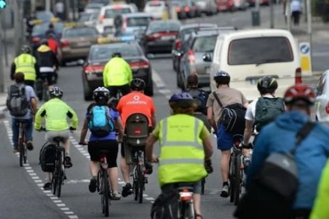 Ireland yêu cầu xe ôtô vượt xe đạp phải giữ khoảng cách tối thiểu 1m ở những khu vực có giới hạn tốc độ dưới 50 km/h. (Nguồn: irishtimes.com)