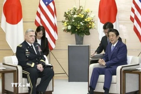 Thủ tướng Nhật Bản Shinzo Abe (phải) và Chủ tịch Hội đồng Tham mưu trưởng liên quân Mỹ Mark Milley trong cuộc gặp tại Tokyo, Nhật Bản, ngày 12/11/2019. (Ảnh: Kyodo/TTXVN)
