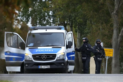 Cảnh sát gác tại khu vực Halle, Đức, ngày 9/10/2019. (Ảnh: AFP/TTXVN)