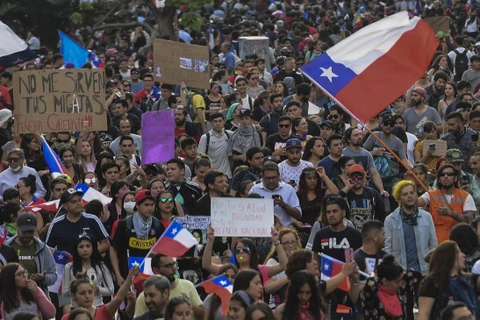 Người dân Chilebiểu tình tại Santiago, kêu gọi cải tổ mô hình phát triển kinh tế, cải thiện các chính sách an sinh xã hội. (Ảnh: AFP/TTXVN)