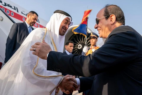 Hoàng thái tử UAE Mohammed bin Zayed al-Nahyan và Tổng thống Ai Cập Abdel Fattah El-Sisi tại sân bay quốc tế Cairo, Ai Cập. (Nguồn: thenational.ae)