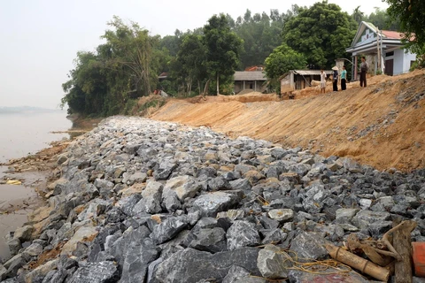 Vị trí kè đá khẩn cấp và con đường của người dân khu 8, xã Xuân Quang vẫn đang bị lún tiếp. (Ảnh: Trung Kiên/TTXVN)